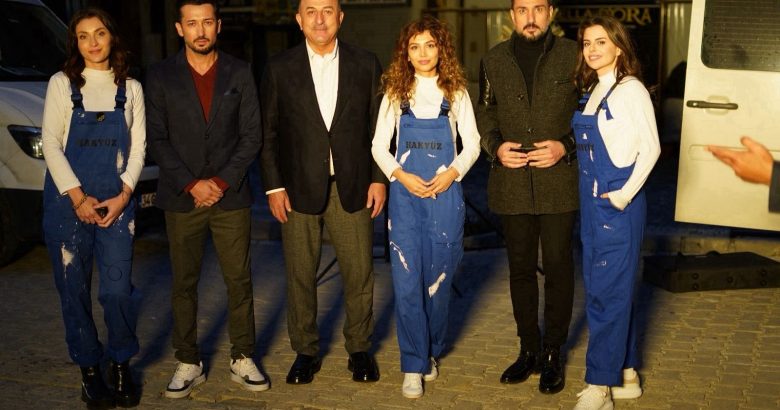  “Alanya’da Başlayan ‘Her Renkte Aşk’ Filminin Çekimlerine Mevlüt Çavuşoğlu’nun Özel Ziyareti”